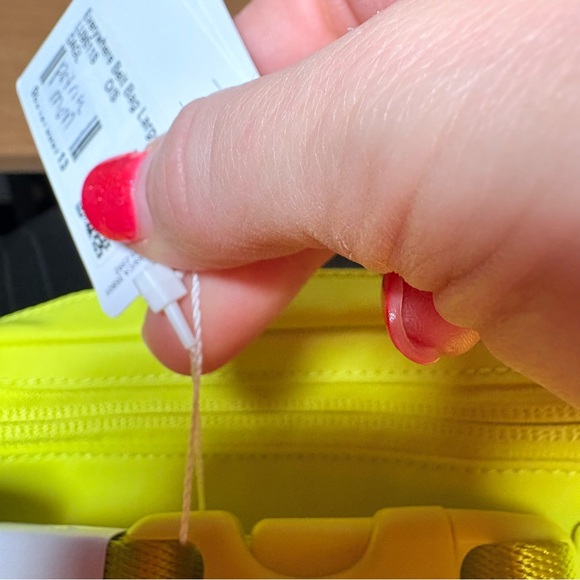 Lululemon Everywhere Belt Bag Large. NWT. Color DAGL {Daisy Glow} 2L - Picture 4 of 8